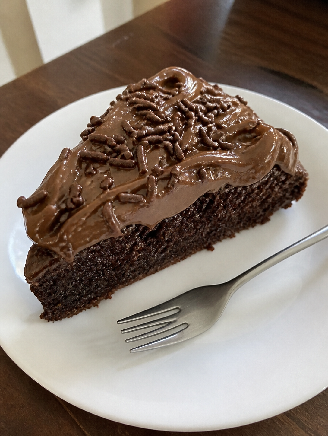 Fatia de bolo de chocolate sem açúcar servida no prato